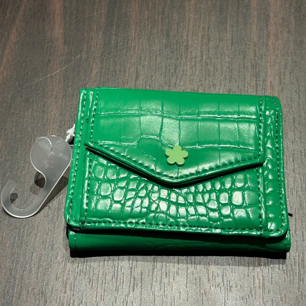 Vibrant Green Crocodile-Embossed Wallet with Gold-Toned Closure Detail